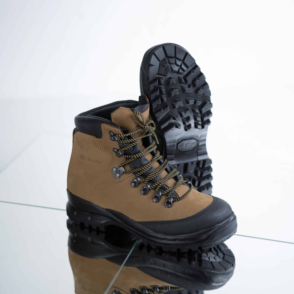 553P Tundra Hiking Boots | Waterproof Nubuck Leather & Vibram Sole for Rugged All-Weather Trails